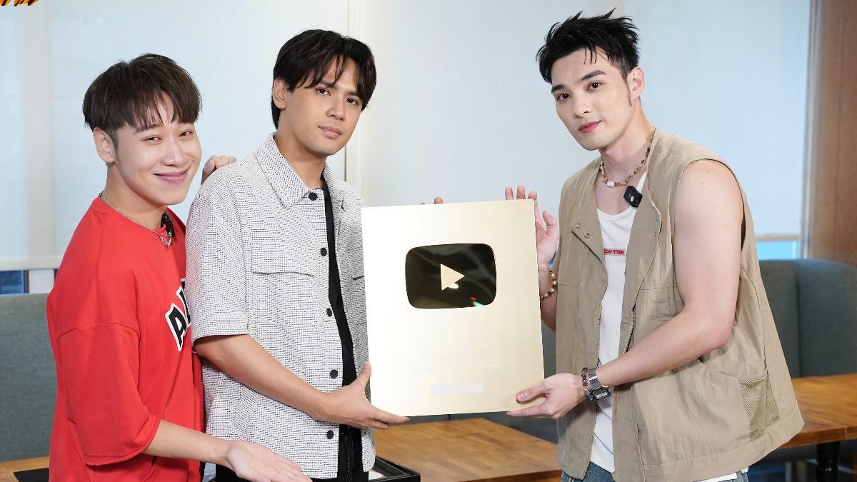 賴晏駒(左起)、陳零九、黃偉晉特別開箱YouTube官方所頒發「黃金創作者獎」的金牌。(圖/八大提供)