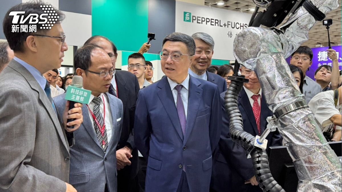 行政院長卓榮泰和經濟部長郭智輝前往工研院展區。(圖/謝佩穎攝)