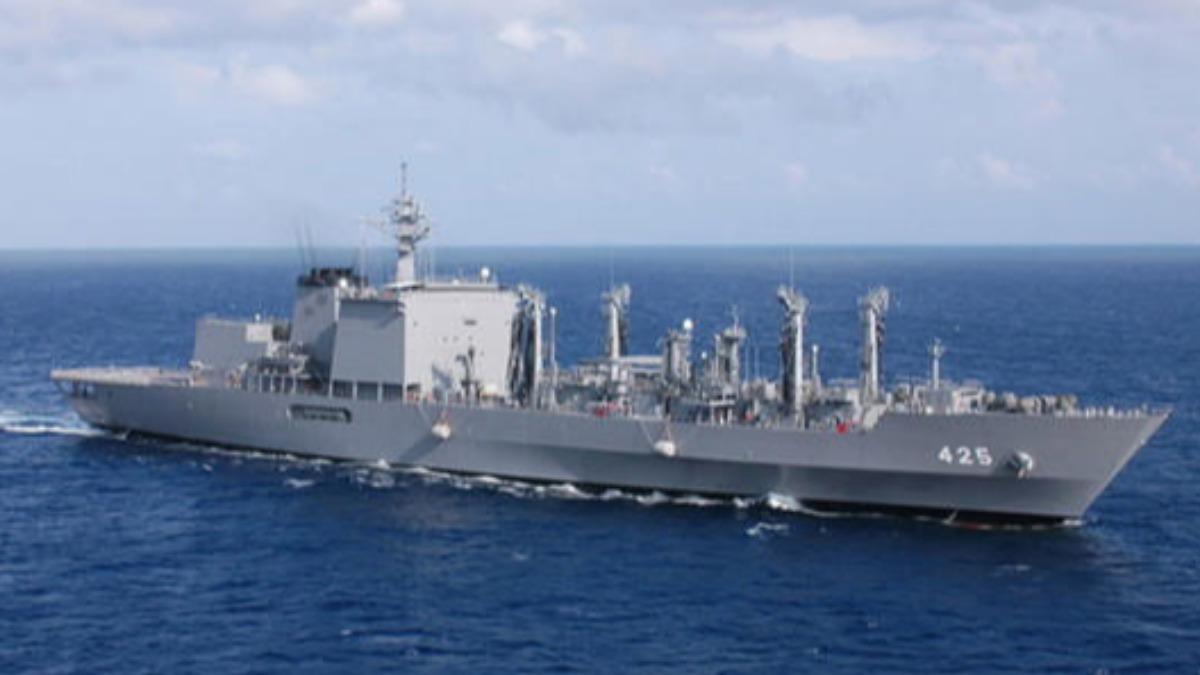 日本派往監視的「摩周級」補給艦。（圖／擷取自防衛省）