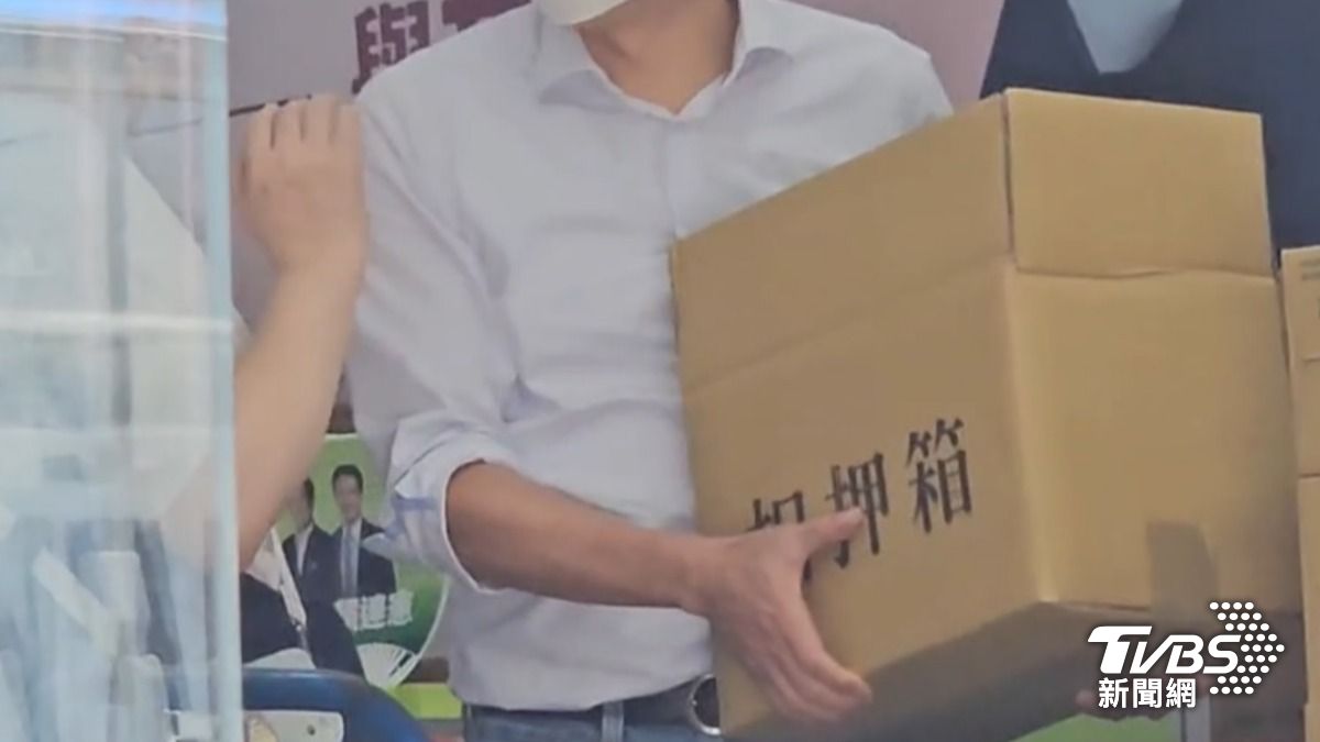 檢調上午11點許在林宜瑾服務處完成初步搜索,載走大批資料。(圖/TVBS)