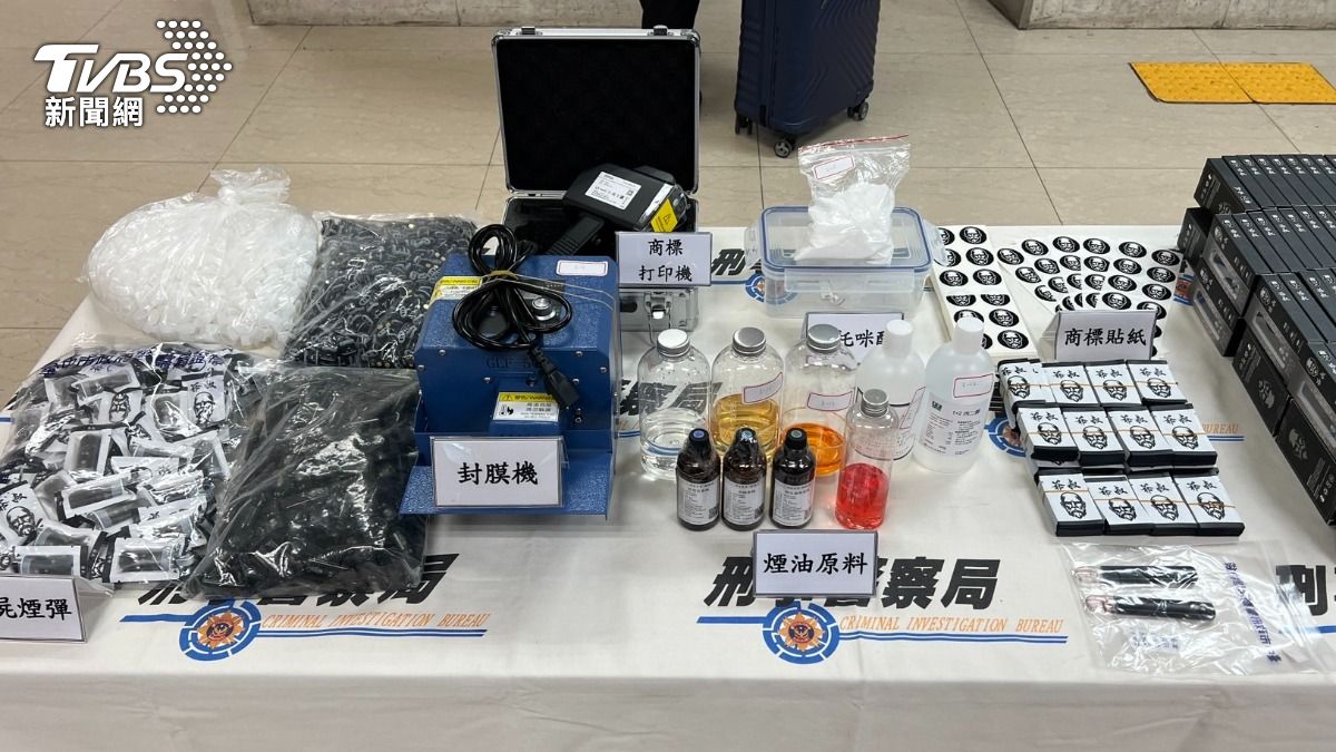 警方查獲製毒工具與誠品等證物。(圖/TVBS)