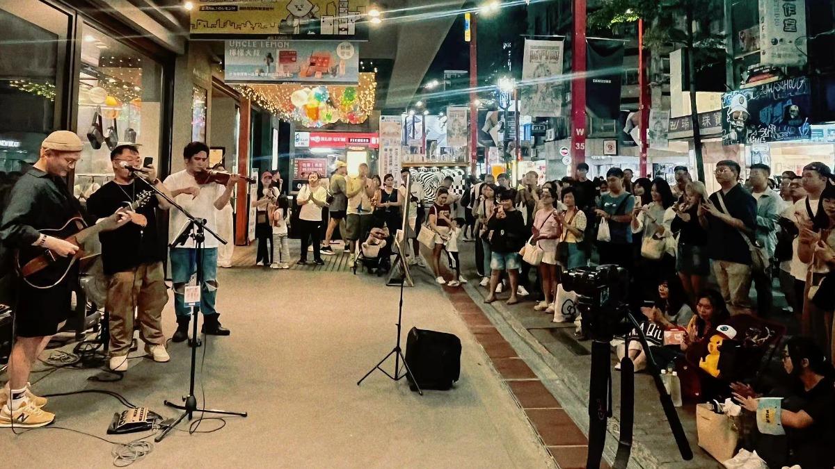 邱振哲在西門町快閃演出,吸引許多民眾搶拍。(圖/杰思國際娛樂提供)