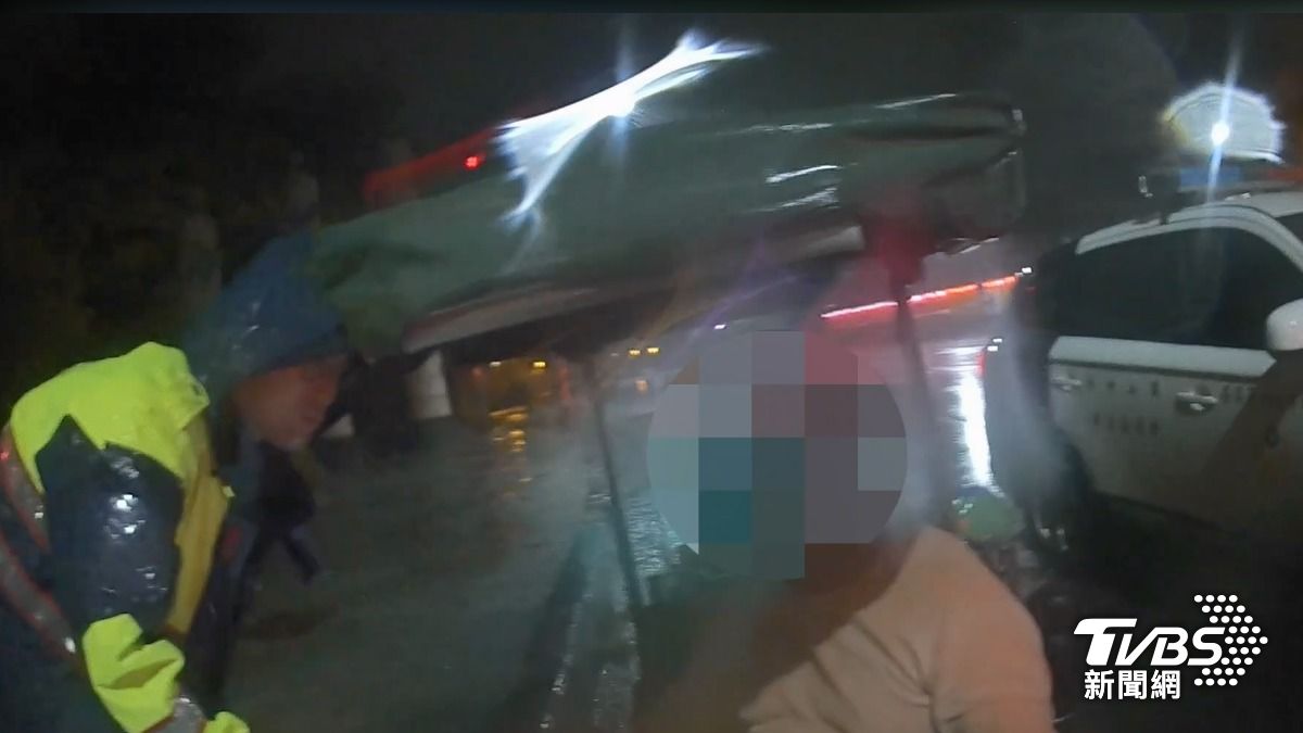 男騎電動車拋錨倒路旁 大雨中警「合力抬起」護送脫險