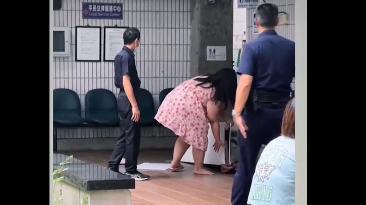 黃女行徑眾人看傻眼。(圖/翻攝自網路)