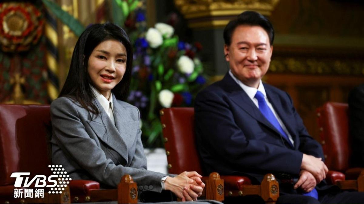 辦案小組認為金建希獲贈名牌包的行為與總統尹錫悅履行總統職務無關。(圖/達志影像美聯社)
