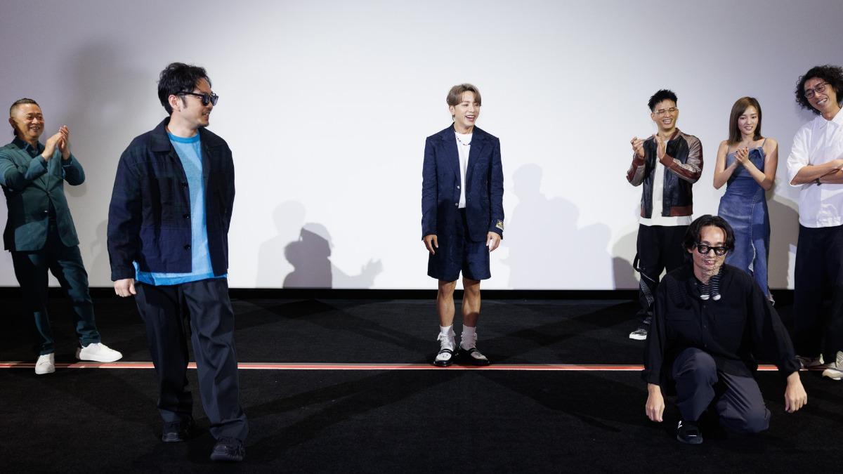 謝坤達趁機報仇導演玩「扮醜16蹲」。(圖/Netflix提供)
