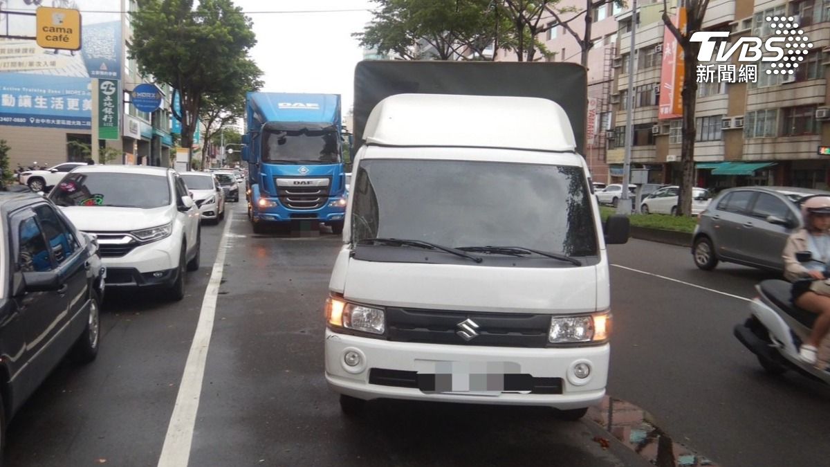 大貨車、小貨車發生碰撞。(圖/TVBS)