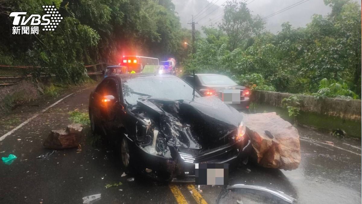 台8線雨中橫禍!祖孫4口轎車遭百斤落石砸爛 駕駛胸疼送醫