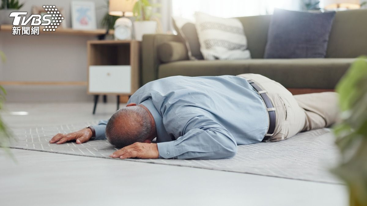 醫師表示,上廁所後昏倒好發於中老年族群。(示意圖,非當事人/shutterstock達志影像)