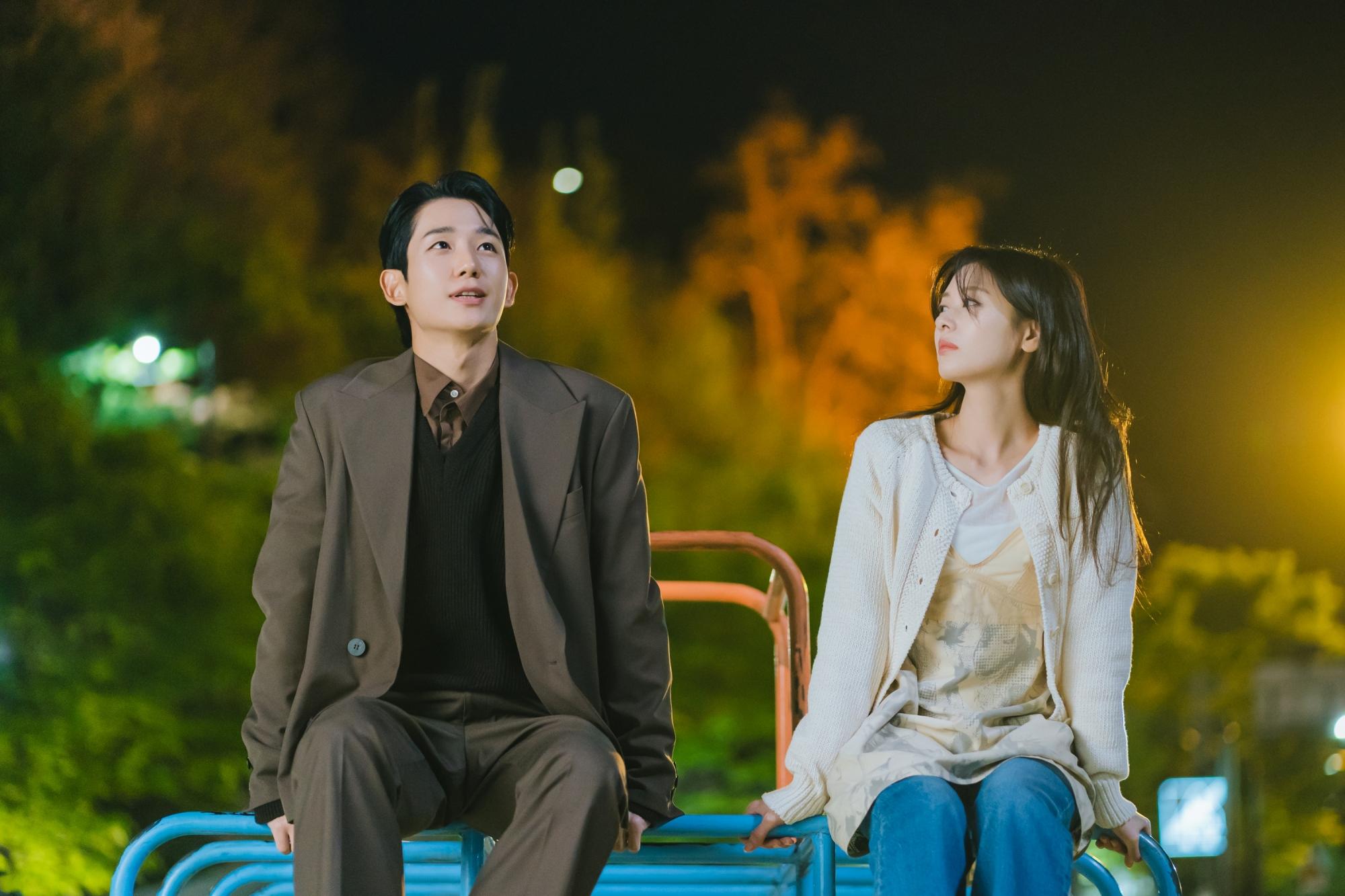 丁海寅(左)、庭沼珉劇中曾為童年玩伴,長大後重逢。(圖/Netflix提供)