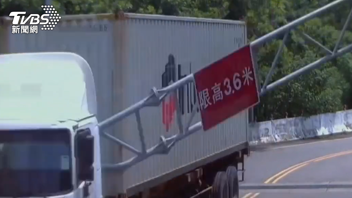 有片/老闆不要看!宿醉上班送貨 聯結車撞爆3.6米限高架