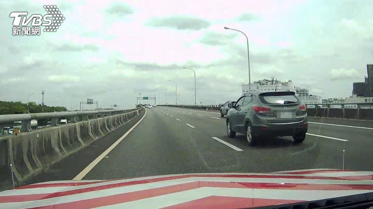 超速被扣牌!他花5500元買假車牌上路 慘被國道警攔截抓包