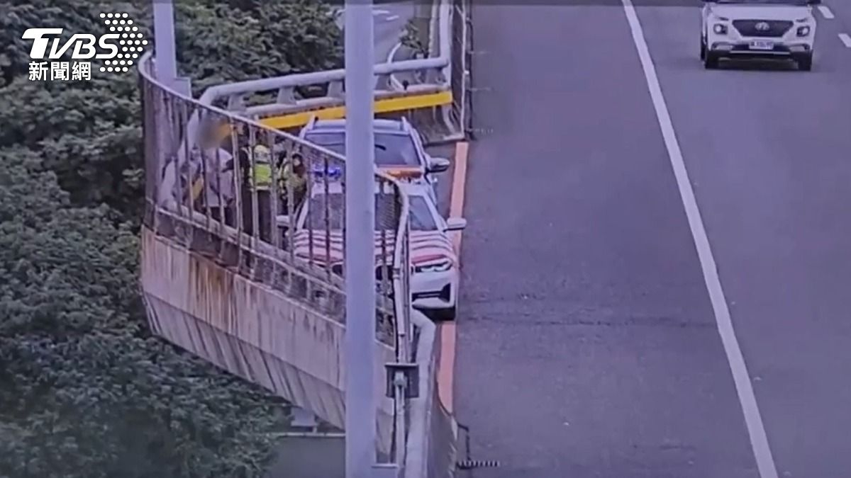 國道警方在高速公路上攔截掛假車牌的休旅車,當場逮捕李姓男子。(圖/TVBS)