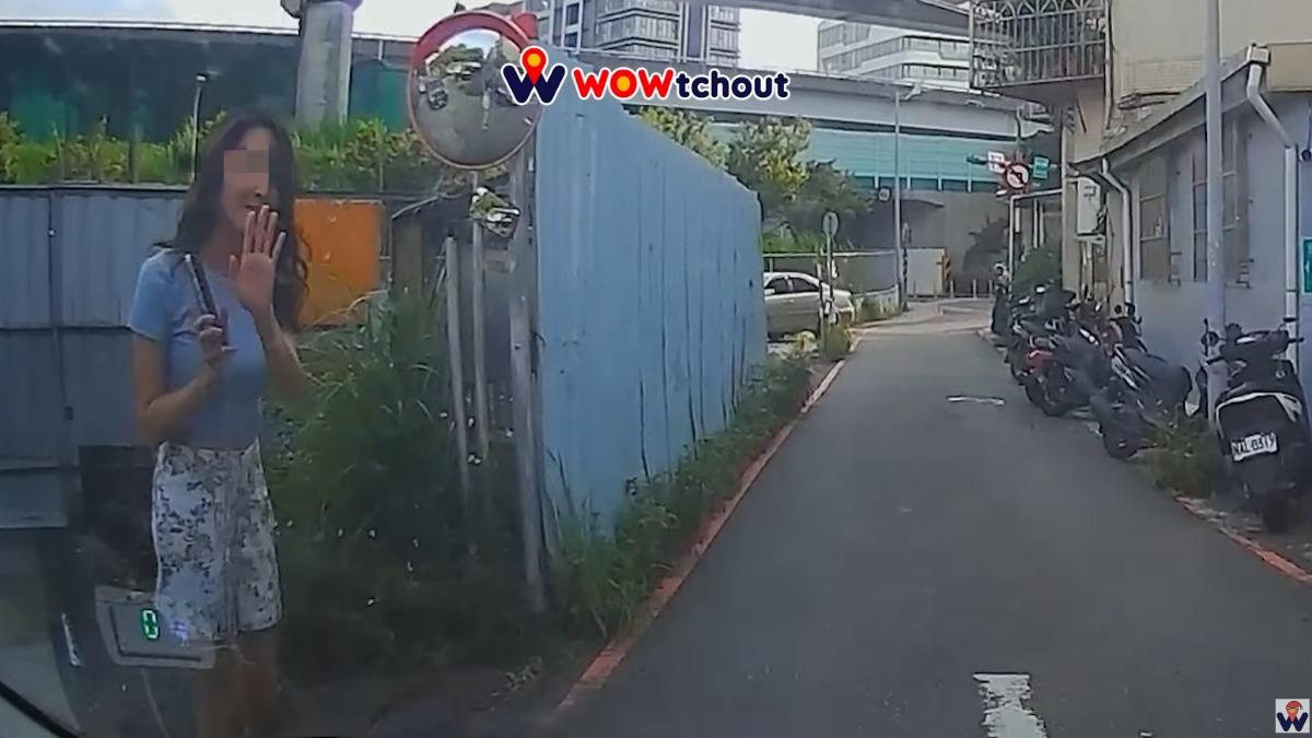 衝馬路險遭撞!超正三寶甜美道歉 網一片和諧:用長輩道歉了