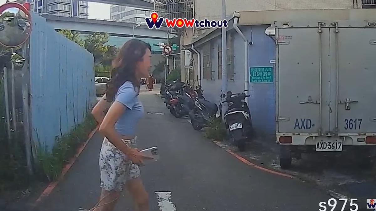 正妹見駕駛禮讓,通過馬路。(圖/翻攝自WoWtchout - 地圖型行車影像分享平台)