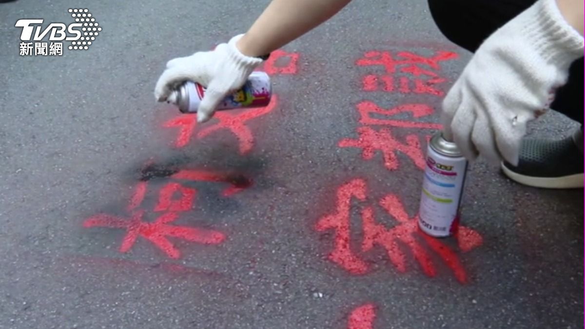 假帳、看豪宅爭議狂燒! 獨派怒衝柯文哲家噴紅漆嗆「一家都賊」
