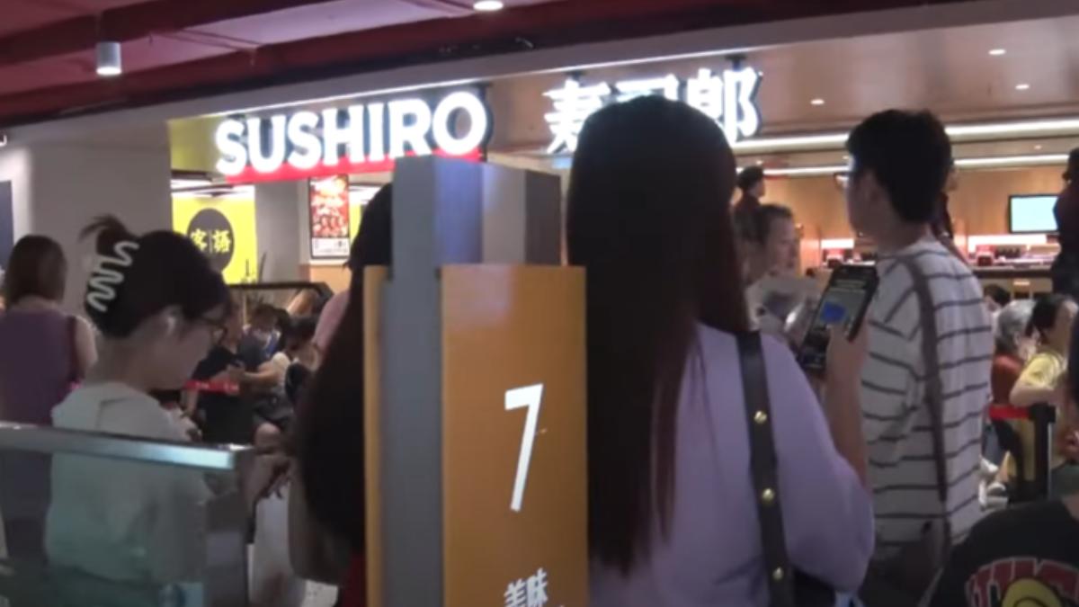 北京壽司郎等待的座位區滿了,不少人只能站著等待。(圖/翻攝自テレ東BIZ YouTube)