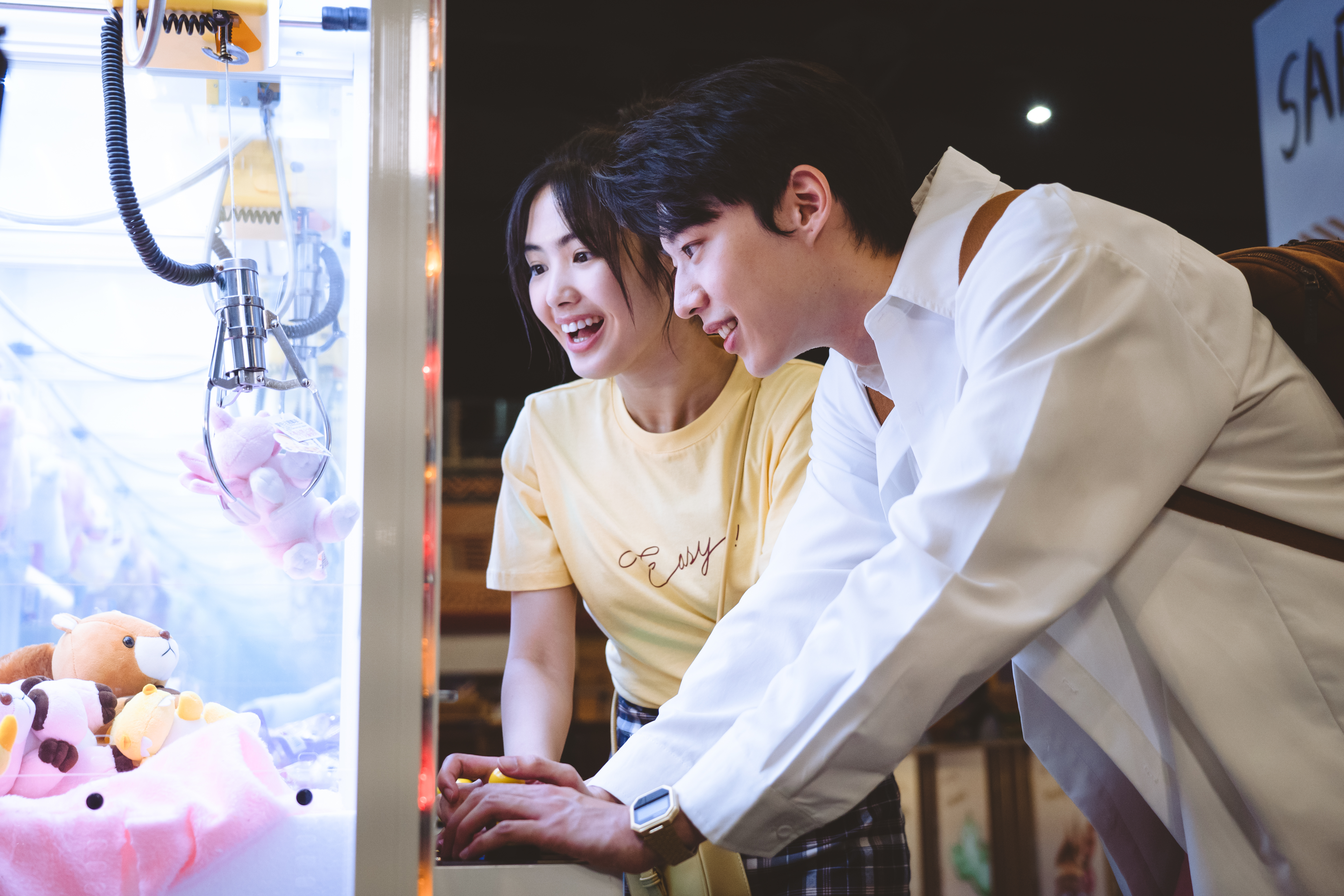 雷嘉汭(後)和黃信赫戲裡戲外都有好感情。(圖/CATCHPLAY+提供)