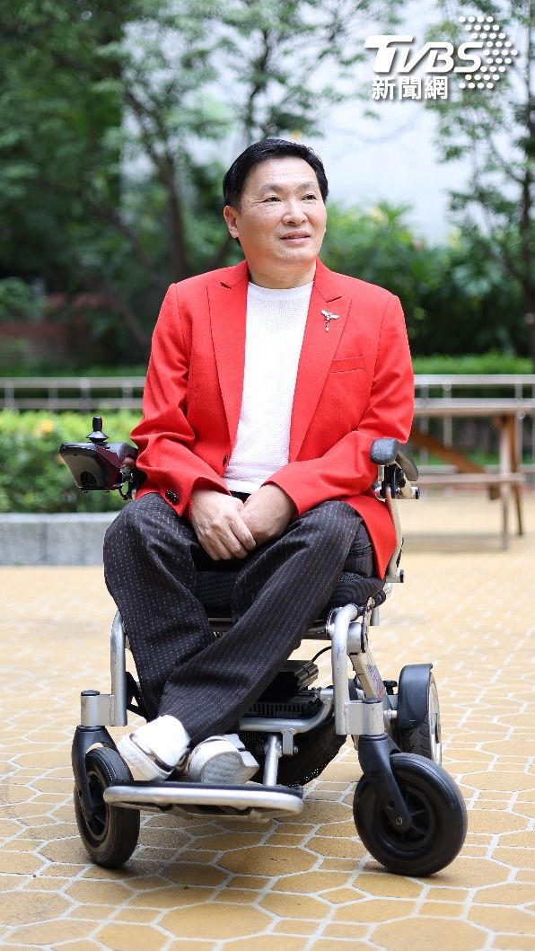 蔡義德幼時罹患小兒麻痺症,目前僅剩右手能活動。(圖/張哲鳴攝)