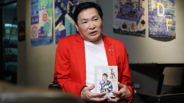 蔡義德當時受傷後,工作全面停擺,生活起居都需要人照顧,讓他很難受。(圖/張哲鳴攝)