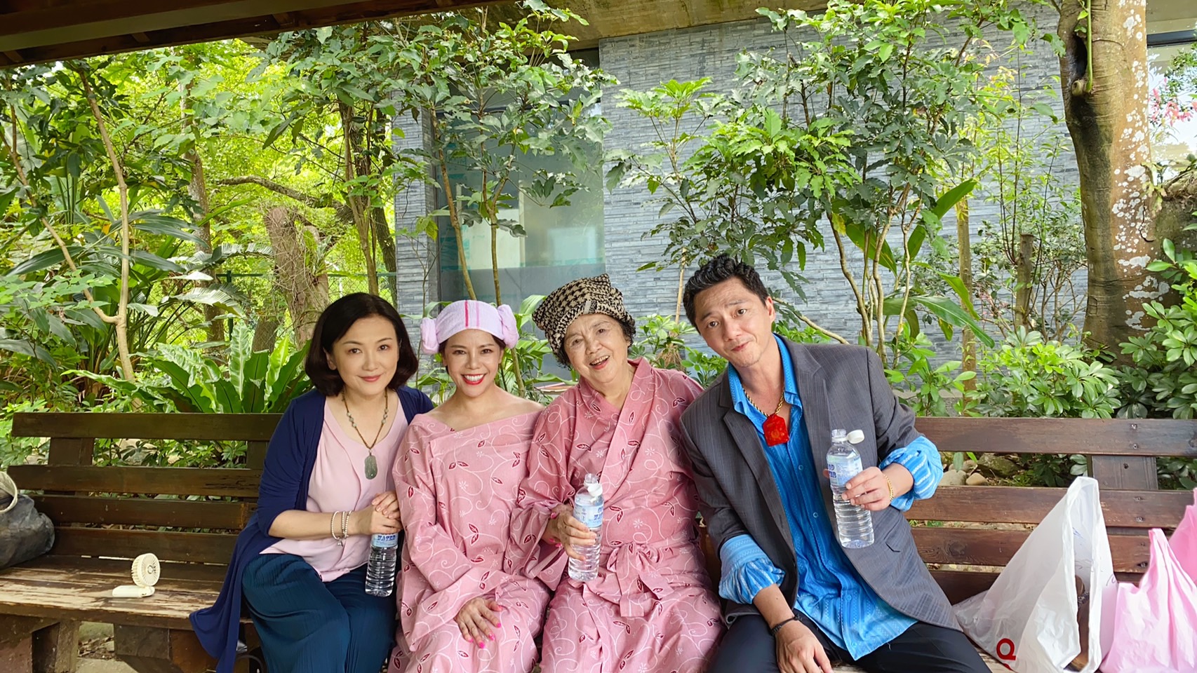 左起姚黛瑋、錦雯、王滿嬌、藍葦華一起拍攝外景戲。(圖/民視提供)