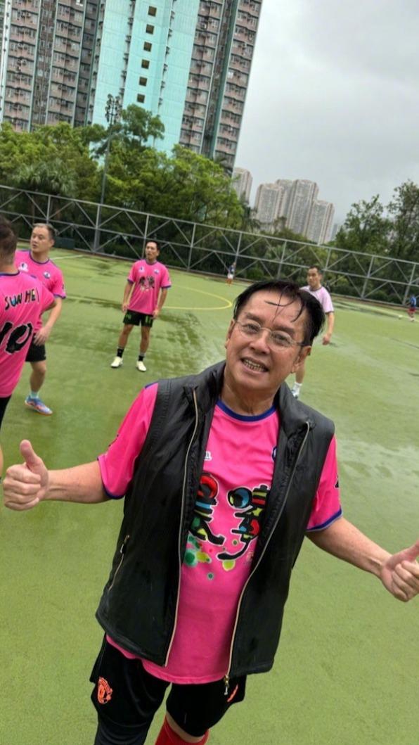 譚詠麟在雨中賣力踢球。(圖/翻攝自譚詠麟微博)
