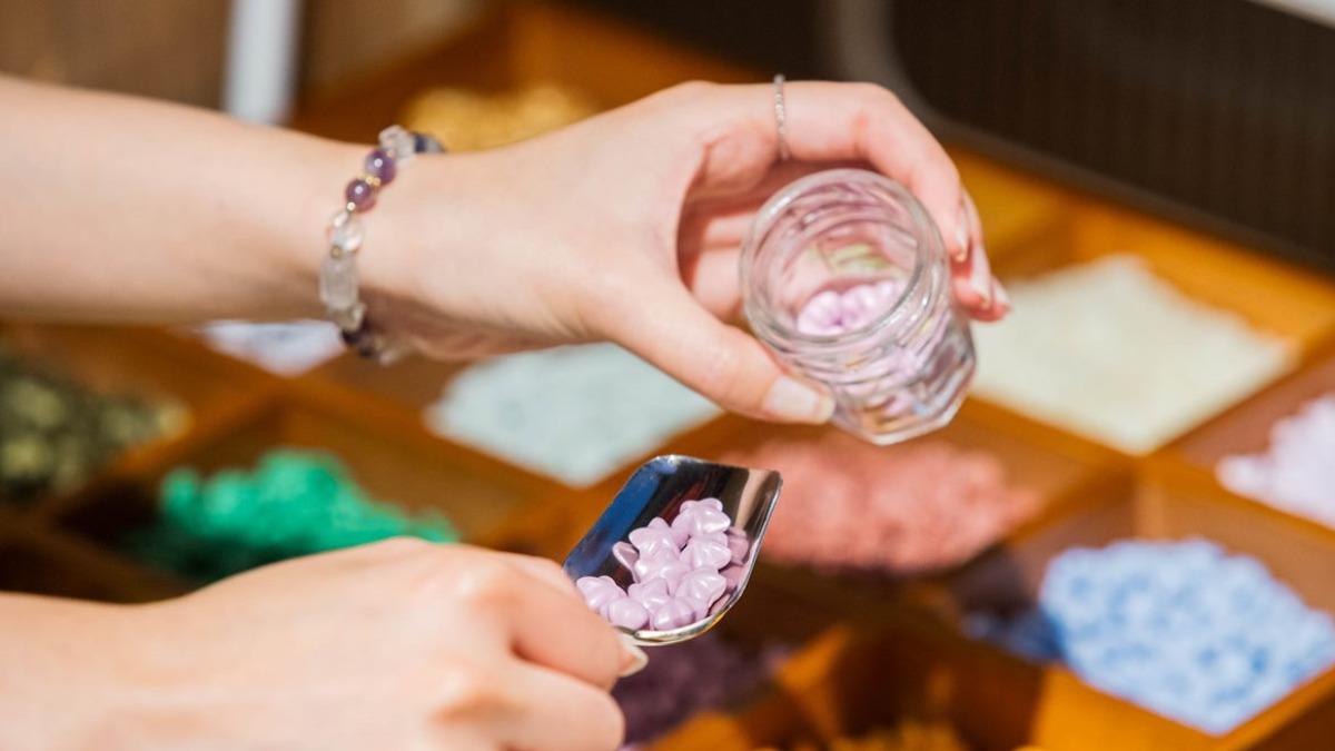 DIY商品有果醬罐可以任選星星糖蠟粒裝到飽。（圖／誠品生活提供）