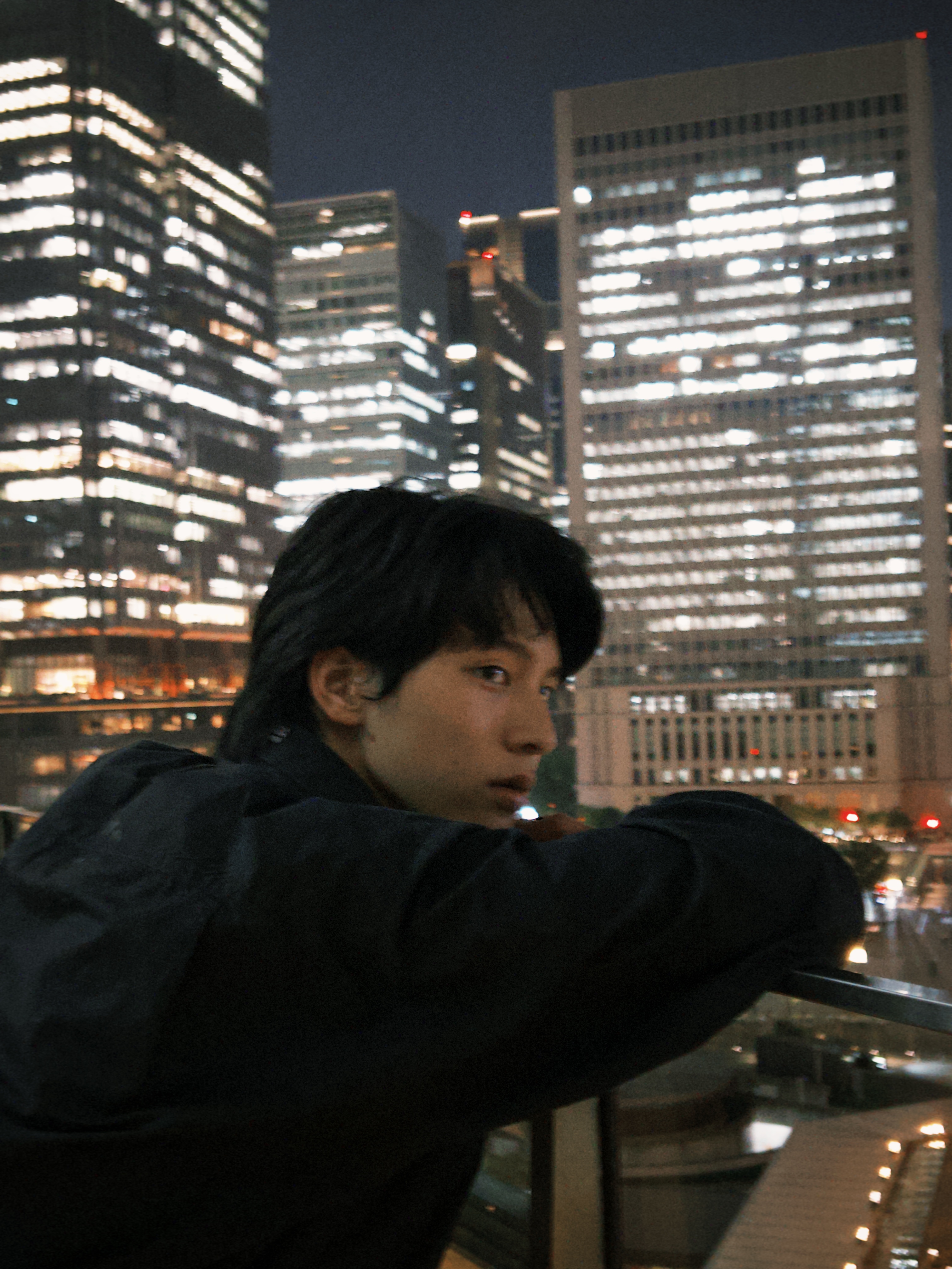 徐碩廷在東京市區欣賞夜景。（圖／宏壹創意企畫提供）