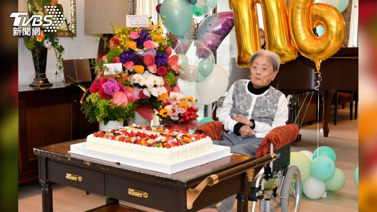 糸岡富子今年過116歲生日時,蘆屋市市長高島崚輔親自到訪。(圖/達志影像美聯社)