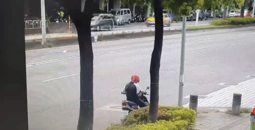有片/北市小貨車衝撞路邊2車!害前車駕駛滿頭血 他「頭暈」送醫