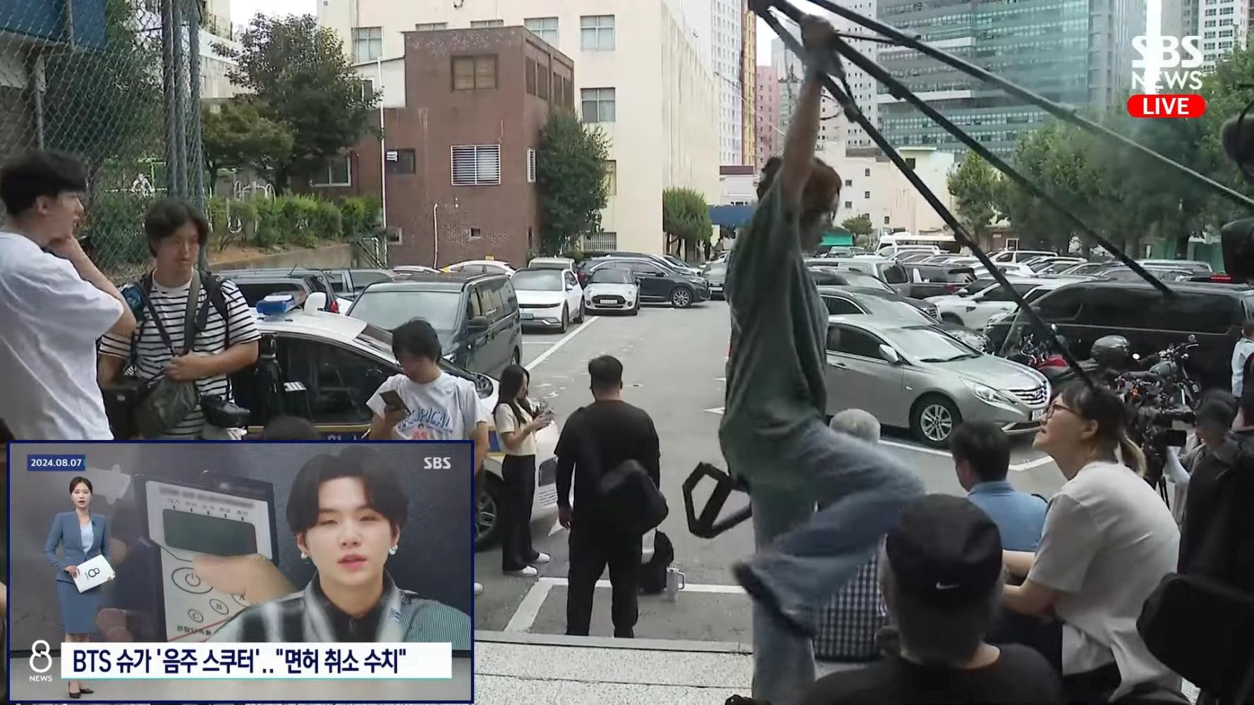 龍山警察署前面聚集大批媒體,卻等不到SUGA。(圖/翻攝自sbsnews8 YouTube)