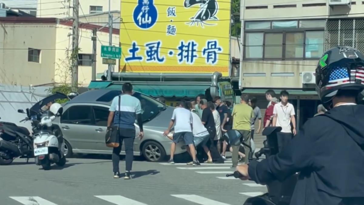 有片/台中女騎士慘遭壓汽車底!近20位熱心民眾抬車救援
