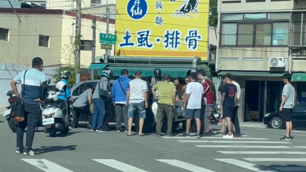 近20位熱心民眾抬車救援。(圖/翻攝自threads@nissan_cliff)
