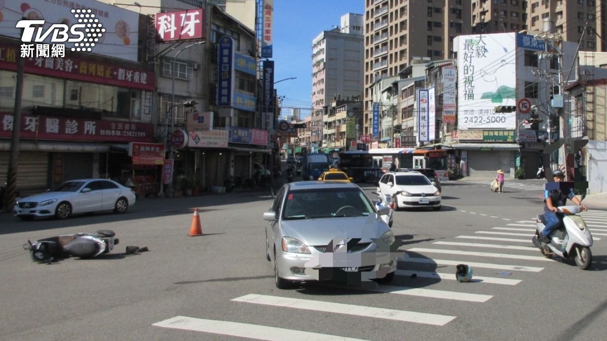 汽機車發生碰撞,女騎士慘被壓在車底。(圖/TVBS)