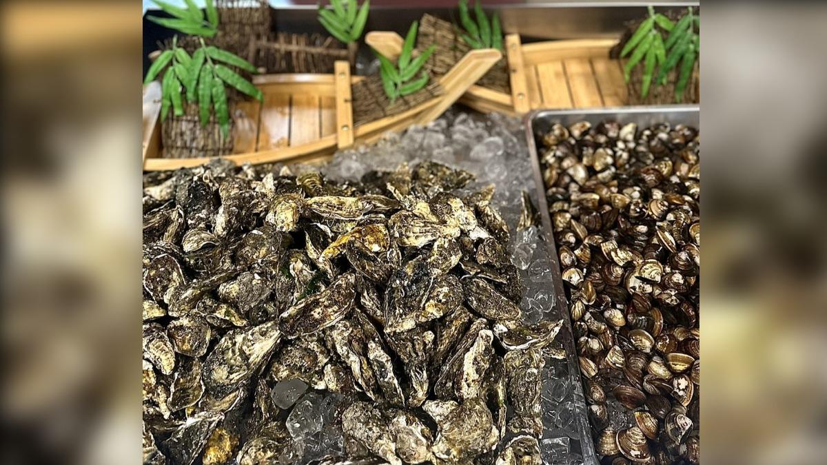 海鮮食材都是選用當日從嘉義東石產地新鮮直送。(圖/皇元吃到飽臉書粉絲團)