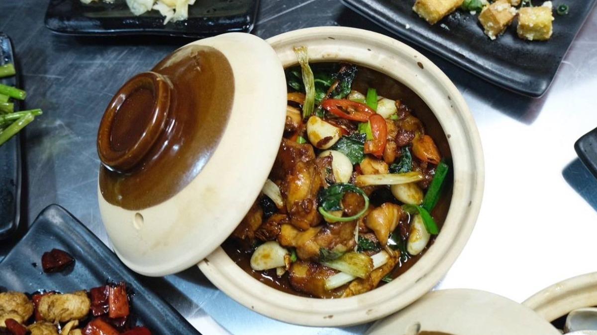 「三杯雞肉」(180元)炒得軟嫩不柴,是最下飯的首選!(圖/皇元吃到飽臉書粉絲團)