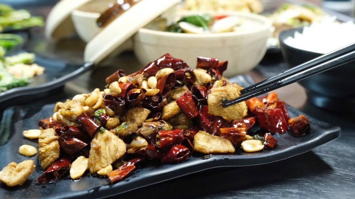 「宮保雞丁」(180元)麻辣香脆,是店家激推下酒必點菜色。(圖/皇元吃到飽臉書粉絲團)