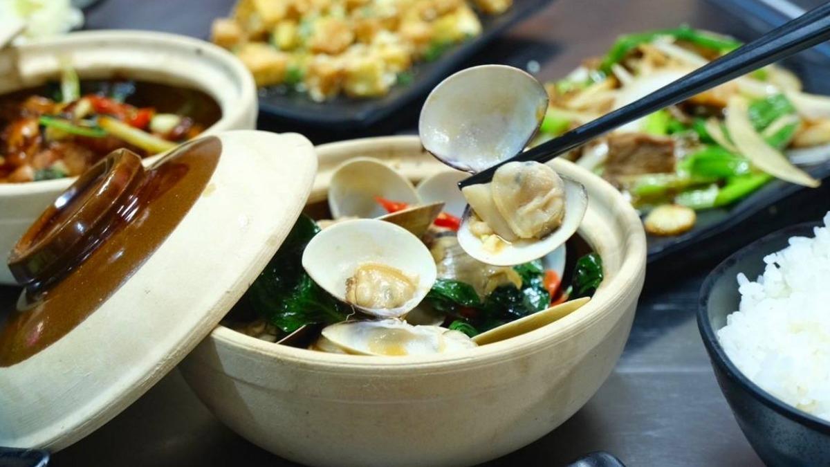 「九層塔蛤蜊」(120元)塔香迷人,堪稱白飯殺手。(圖/皇元吃到飽臉書粉絲團 )