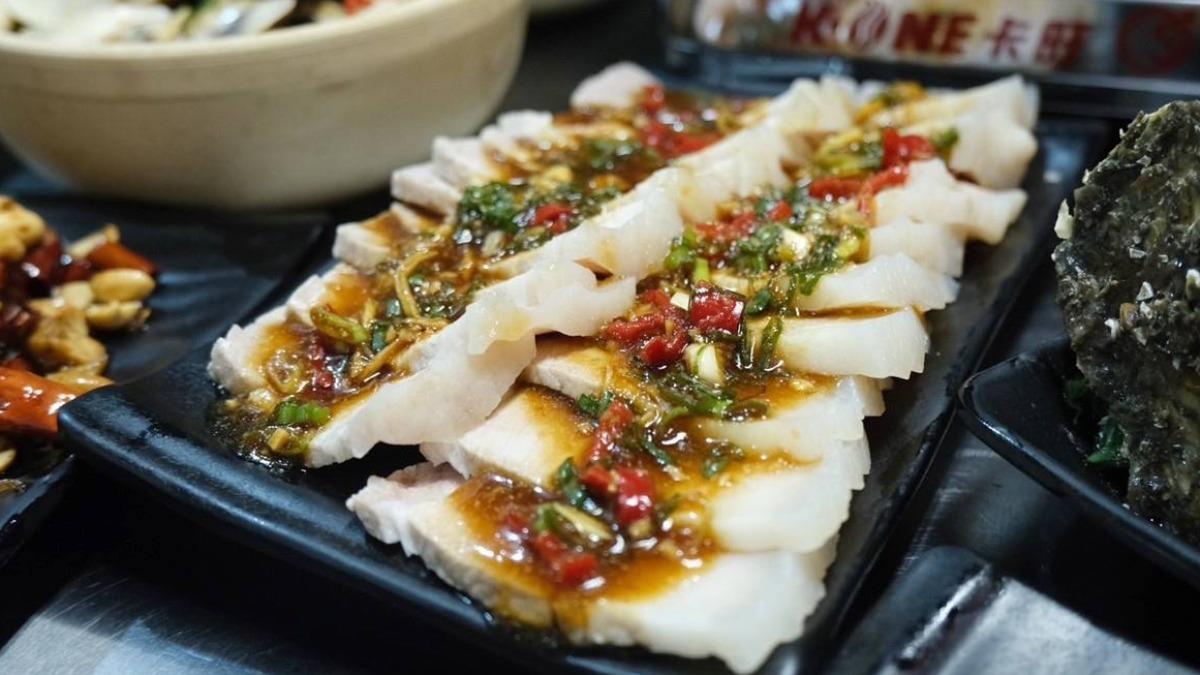 「蒜泥白肉」(180元)使用肥瘦相間、微有厚度的三層肉切片更有口感。(圖/皇元吃到飽臉書粉絲團 )