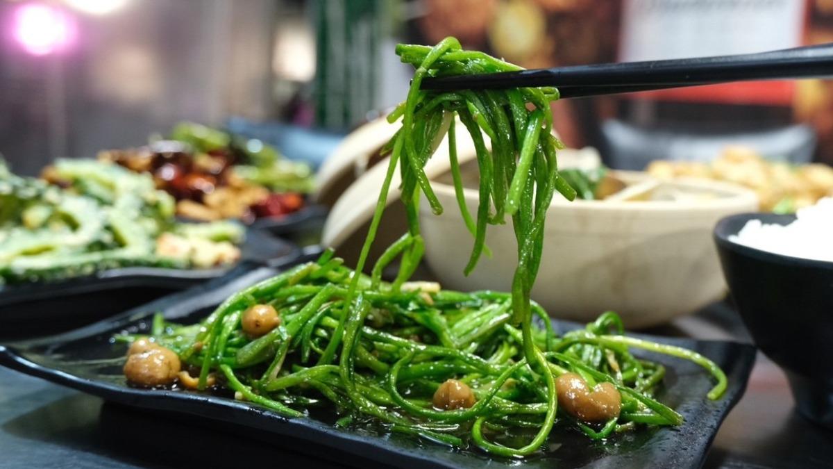 想吃清爽的炒青菜,推薦脆嫩口感超開胃的「樹仔水蓮」(99元)。(圖/皇元吃到飽臉書粉絲團 )