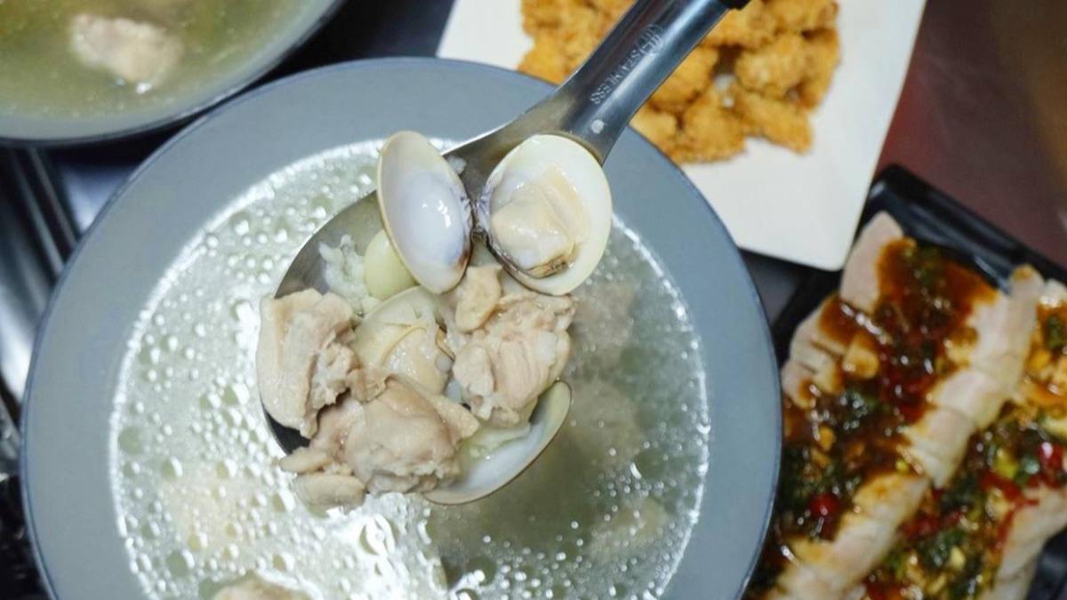 「鹹蛋苦瓜」(120元)濃郁的蛋黃香氣能蓋過苦澀滋味,苦瓜切片很脆。(圖/皇元吃到飽臉書粉絲團 )