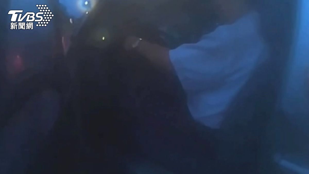 68歲顏男意識不清,立刻將人拉出送醫。(圖/TVBS)