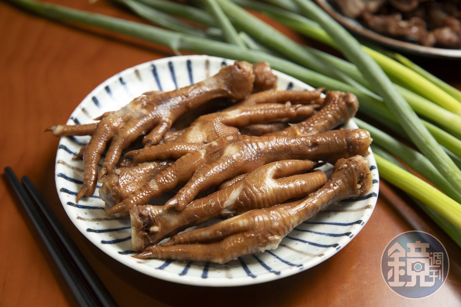 東海蓮心冰雞爪凍的雞爪凍滷到輕輕吸吮就骨肉分離,連骨頭都入味(45元/盒)。(圖/鏡週刊)