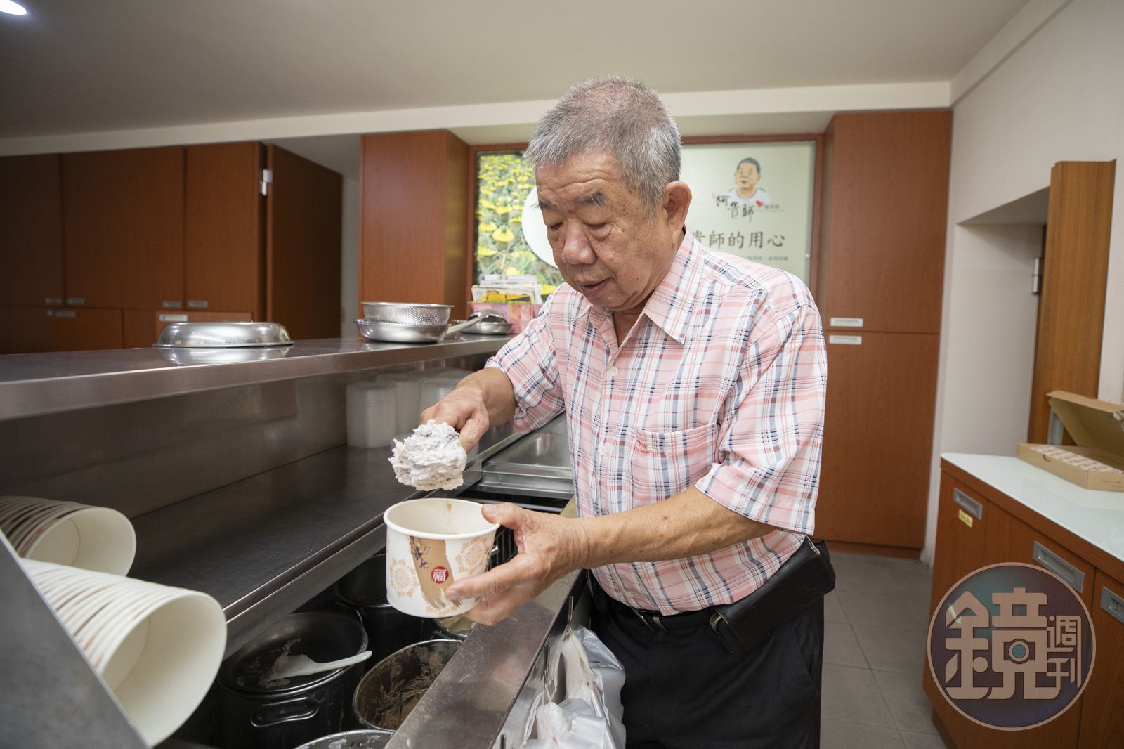 40年前陳榮貴賣冰起家,嘗到成功滋味,讓他一輩子都以冰為業。(圖/鏡週刊)