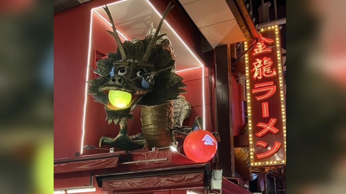 金龍拉麵龍尾被切斷，龍眼痛苦含淚畫面曝光。（圖／翻攝自關西電視台）