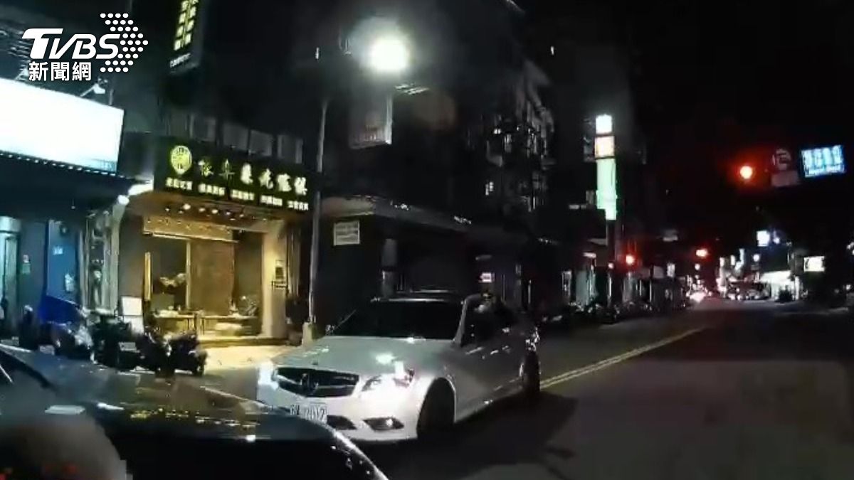 新北三重狂男對警車狂按喇叭!下秒亮槍扣板機 警回擊2槍逮人
