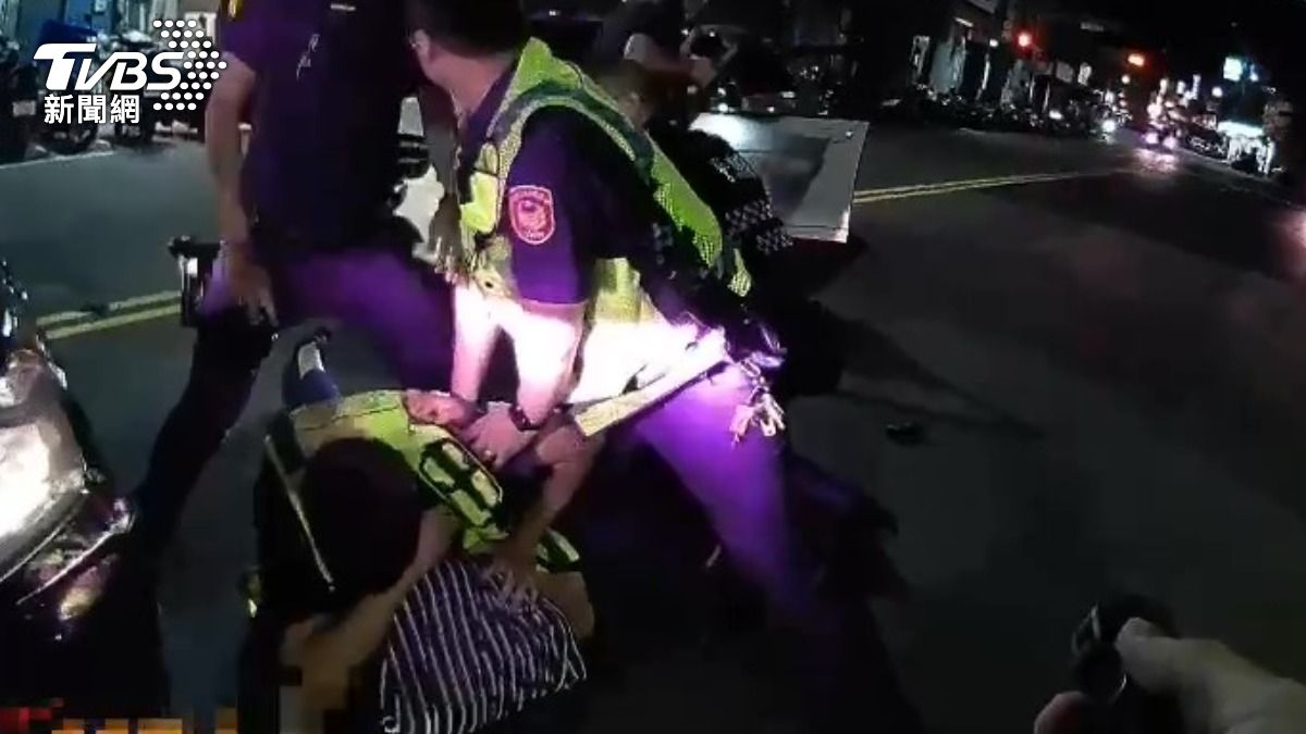 警方開槍擊破蘇男車輛輪胎後上前將他壓制逮捕。(圖/TVBS)
