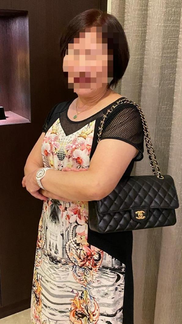 母親節時也為媽媽買了一個香奈兒的CF包。(圖/陳逸軒臉書)