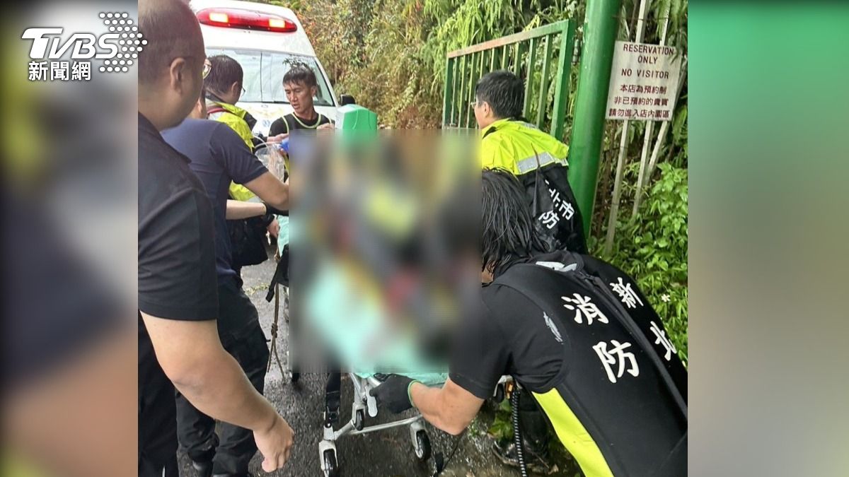 警消人員緊急將許男送醫但仍回天乏術。(圖/TVBS)