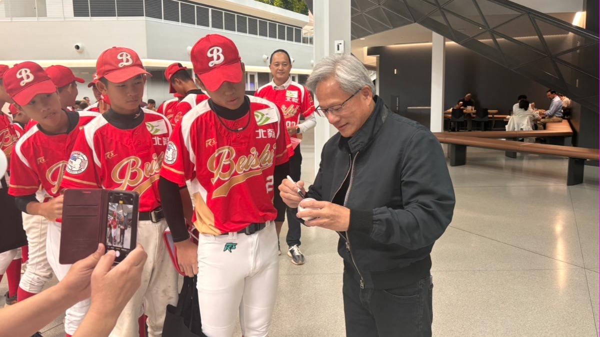 親自接待台灣小將!黃仁勳備手套傳接球 合照後問:不簽名嗎?